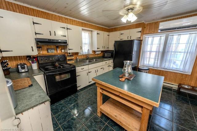 5437 Goodrich St, House detached with 2 bedrooms, 1 bathrooms and 6 parking in South Frontenac ON | Image 2