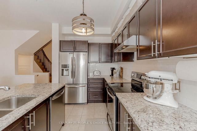 27 Davenfield Cir, House attached with 3 bedrooms, 4 bathrooms and 3 parking in Brampton ON | Image 2