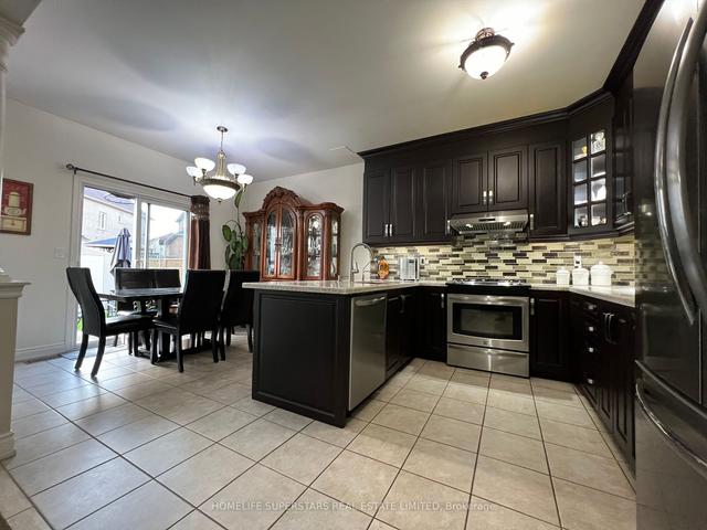 47 Gallucci Cres, House detached with 4 bedrooms, 4 bathrooms and 8 parking in Brampton ON | Image 2