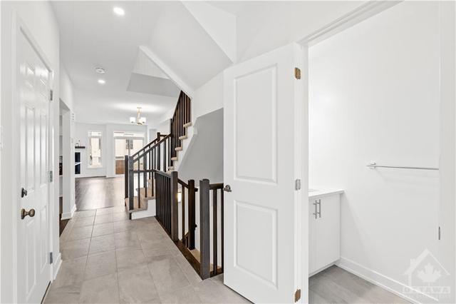 661 Rathburn Lane, Townhouse with 3 bedrooms, 3 bathrooms and 2 parking in Ottawa ON | Image 4