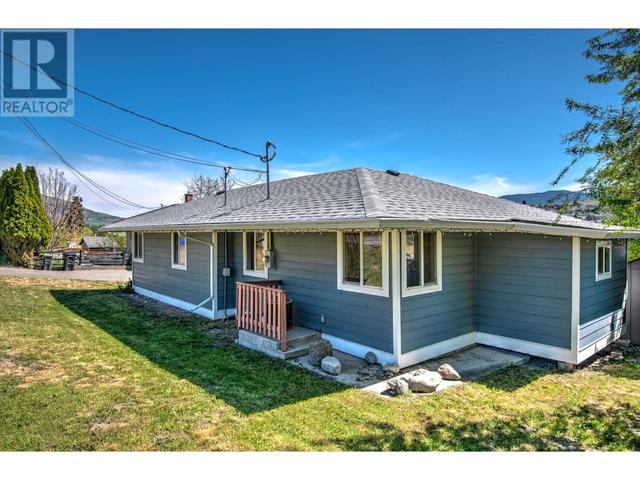 4218 Bella Vista Rd, House detached with 2 bedrooms, 1 bathrooms and 4 parking in Vernon BC | Image 1