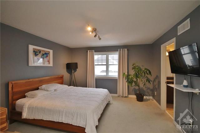 86 Selhurst Ave, Townhouse with 3 bedrooms, 3 bathrooms and 2 parking in Ottawa ON | Image 18