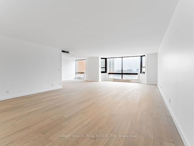 2101 - 1166 Bay St, Condo with 2 bedrooms, 2 bathrooms and 1 parking in Toronto ON | Image 4