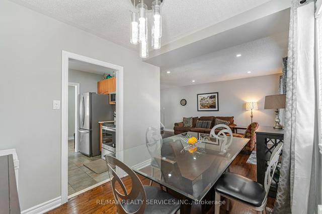 69 Town House Cres, Townhouse with 3 bedrooms, 2 bathrooms and 2 parking in Brampton ON | Image 2