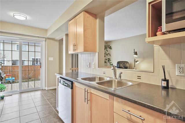 312 Quetico Private, Townhouse with 3 bedrooms, 3 bathrooms and 2 parking in Ottawa ON | Image 12