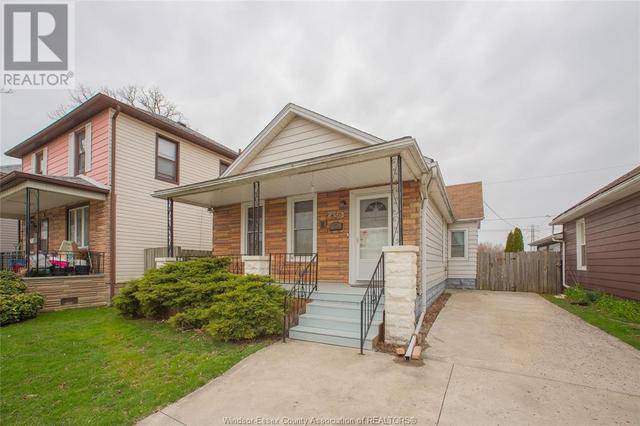 859 Wellington, House detached with 2 bedrooms, 1 bathrooms and null parking in Windsor ON | Image 1
