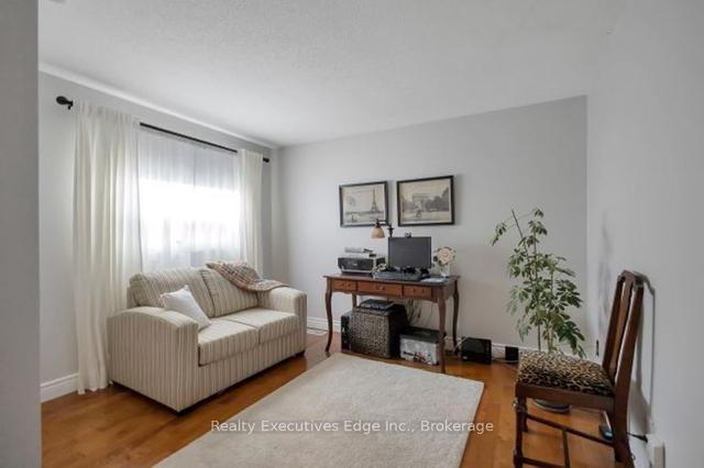 10 - 28 Underhill Cres, Townhouse with 3 bedrooms, 2 bathrooms and 4 parking in Kitchener ON | Image 4