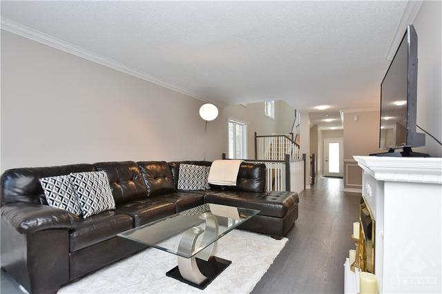 47 Grandcourt Dr, Townhouse with 3 bedrooms, 3 bathrooms and 2 parking in Ottawa ON | Image 6