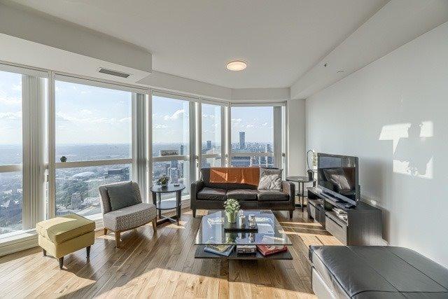 7016 - 388 Yonge St, Condo with 2 bedrooms, 2 bathrooms and 1 parking in Toronto ON | Image 3