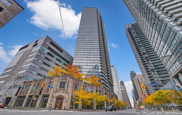 1010 - 832 Bay St, Condo with 3 bedrooms, 2 bathrooms and 1 parking in Toronto ON | Image 1