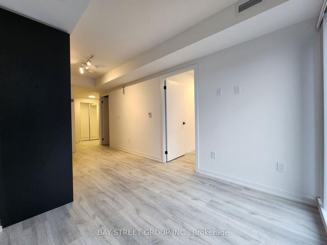 1304 - 2 Augusta Ave, Condo with 2 bedrooms, 2 bathrooms and 0 parking in Toronto ON | Image 4