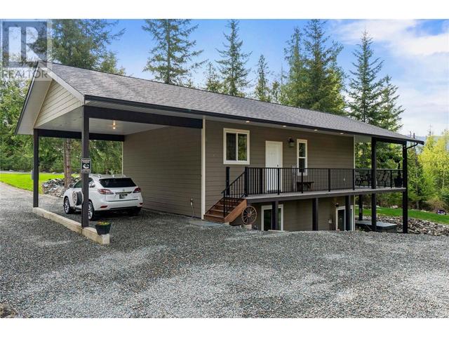 7430 Stampede Trail, House detached with 3 bedrooms, 2 bathrooms and 4 parking in Columbia Shuswap F BC | Image 4