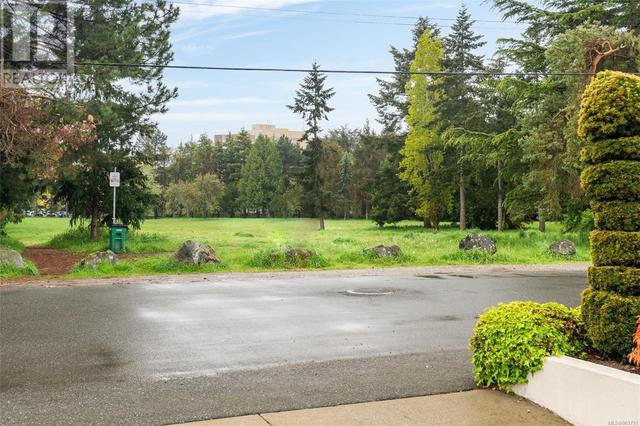 1870 Kings Rd, House detached with 4 bedrooms, 3 bathrooms and 4 parking in Saanich BC | Image 44