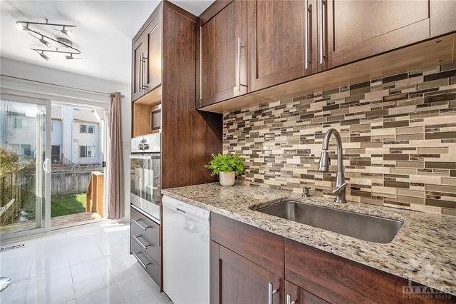 21 Sheppard's Glen Dr, Townhouse with 3 bedrooms, 3 bathrooms and 3 parking in Ottawa ON | Image 6