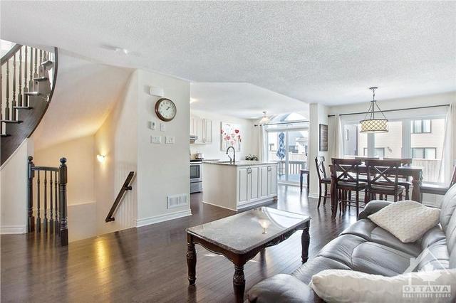 109 Calvington Ave, Townhouse with 3 bedrooms, 3 bathrooms and 3 parking in Ottawa ON | Image 6