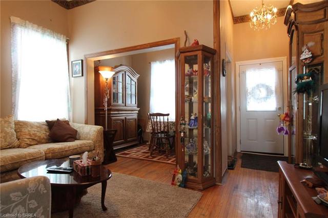 20 Holme Street, House detached with 2 bedrooms, 1 bathrooms and 2 parking in Brantford ON | Image 3