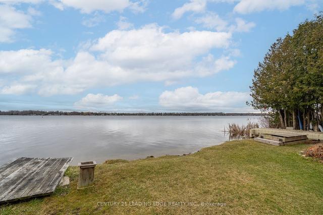 32 Beach Rd, House detached with 2 bedrooms, 1 bathrooms and 6 parking in Kawartha Lakes ON | Image 2