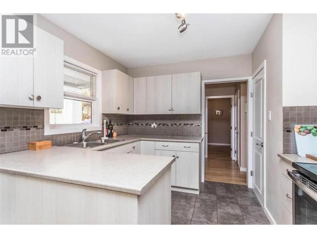 930 - 932 Lawson Ave, House detached with 6 bedrooms, 4 bathrooms and 5 parking in Kelowna BC | Image 12