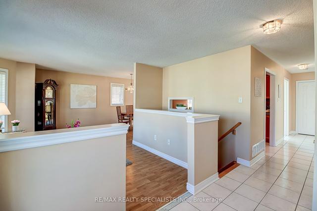 27 Amberhill Tr, Condo with 2 bedrooms, 2 bathrooms and 2 parking in Brampton ON | Image 33