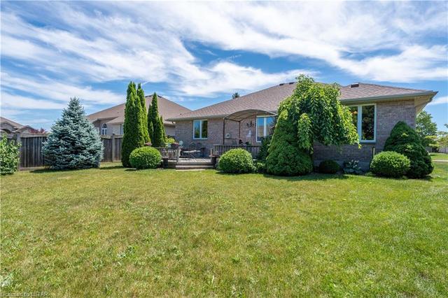 1622 Heritage Park Drive, House detached with 4 bedrooms, 2 bathrooms and 4 parking in Sarnia ON | Image 36