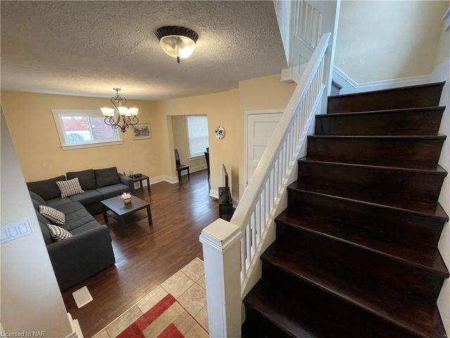 4713 Cookman Cres, House detached with 3 bedrooms, 1 bathrooms and 2 parking in Niagara Falls ON | Image 4