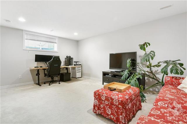 121 Tandalee Cres, Townhouse with 3 bedrooms, 3 bathrooms and 6 parking in Ottawa ON | Image 24