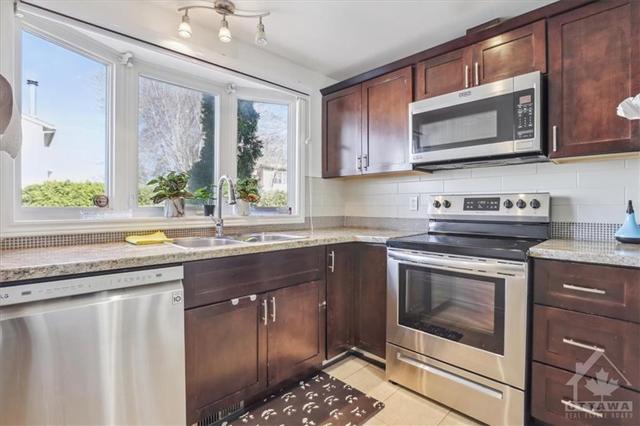 1817 Lamoureux Drive, Townhouse with 3 bedrooms, 3 bathrooms and 2 parking in Ottawa ON | Image 7