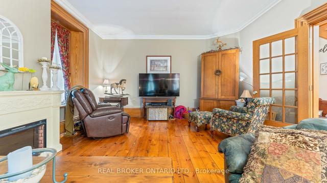 61 King St N, House detached with 6 bedrooms, 4 bathrooms and 4 parking in Brant ON | Image 4