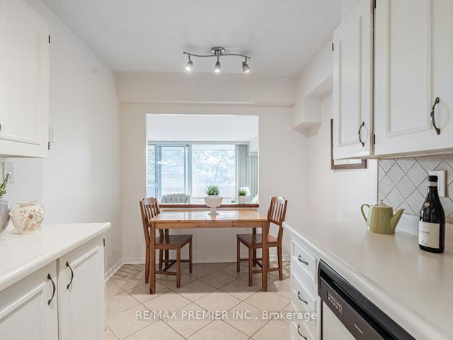 301 - 270 Scarlett Rd, Condo with 2 bedrooms, 2 bathrooms and 1 parking in Toronto ON | Image 5