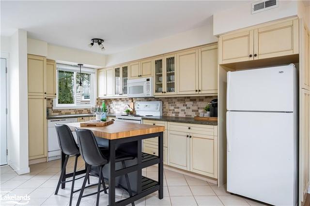 138 Escarpment Cres, House attached with 3 bedrooms, 1 bathrooms and 1 parking in Collingwood ON | Image 33