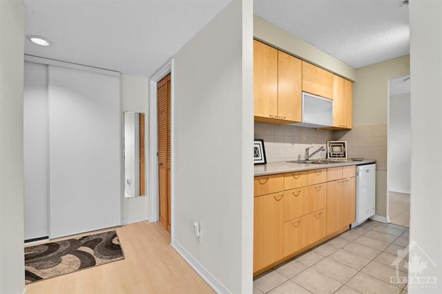 303 - 470 Laurier Ave, Condo with 2 bedrooms, 2 bathrooms and 1 parking in Ottawa ON | Image 4