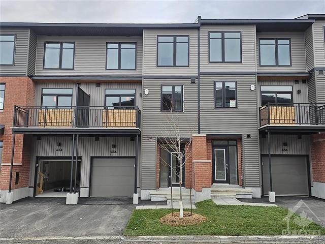 656 Corporal Private, Townhouse with 2 bedrooms, 3 bathrooms and 2 parking in Ottawa ON | Image 1