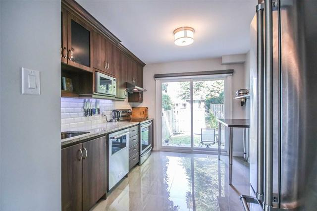 3 Tangle Briarway, Townhouse with 3 bedrooms, 2 bathrooms and 2 parking in Toronto ON | Image 4
