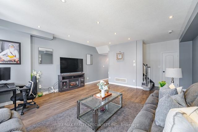 14 Hobart Gdns, House attached with 3 bedrooms, 3 bathrooms and 2 parking in Brampton ON | Image 9