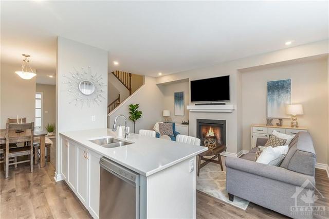 102 Livorno Court, Townhouse with 3 bedrooms, 3 bathrooms and 3 parking in Ottawa ON | Image 7