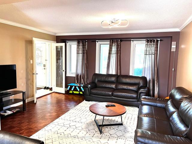 7 Malcolm Cres, House detached with 4 bedrooms, 4 bathrooms and 8 parking in Brampton ON | Image 2