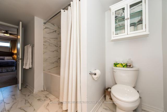 8 - 200 Annette St, Townhouse with 3 bedrooms, 3 bathrooms and 1 parking in Toronto ON | Image 7