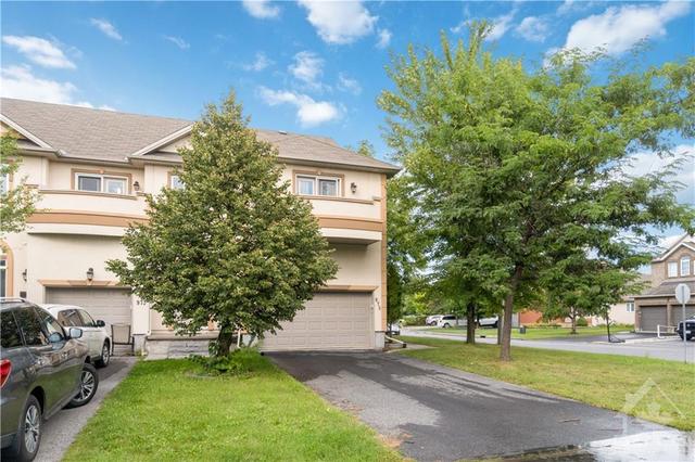 975 Gosnell Terrace, Townhouse with 4 bedrooms, 3 bathrooms and 3 parking in Ottawa ON | Image 3