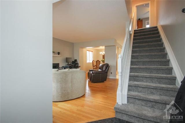 6733 Tooney Drive, House detached with 3 bedrooms, 3 bathrooms and 5 parking in Ottawa ON | Image 3