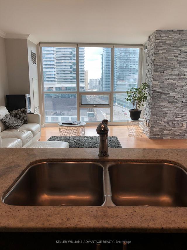 1202 - 18 Harbour St, Condo with 2 bedrooms, 2 bathrooms and 1 parking in Toronto ON | Image 21