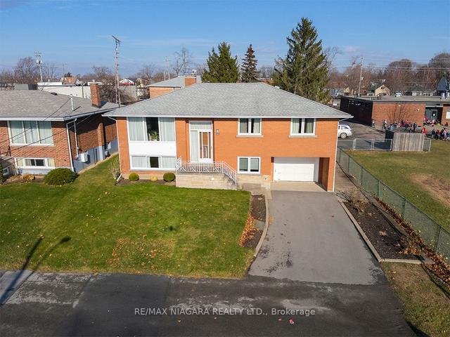 18 Brock St, House detached with 3 bedrooms, 2 bathrooms and 3 parking in Port Colborne ON | Image 1