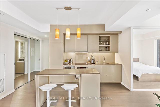 716 - 101 Peter St W, Condo with 1 bedrooms, 1 bathrooms and 0 parking in Toronto ON | Image 1