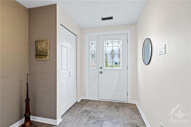 212 Owl Drive, Townhouse with 3 bedrooms, 2 bathrooms and 1 parking in Ottawa ON | Image 2
