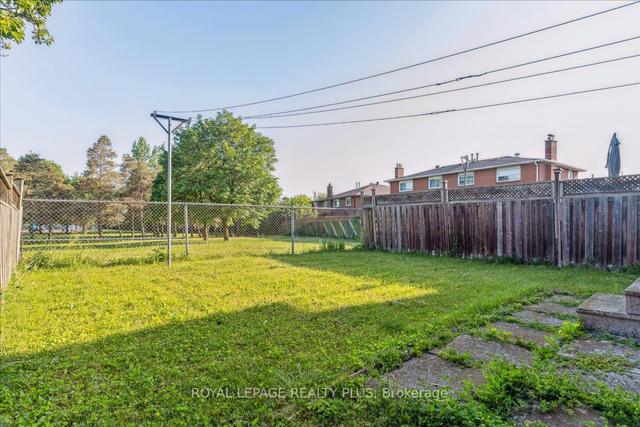 41 Sharpecroft Blvd, House semidetached with 3 bedrooms, 2 bathrooms and 4 parking in Toronto ON | Image 32