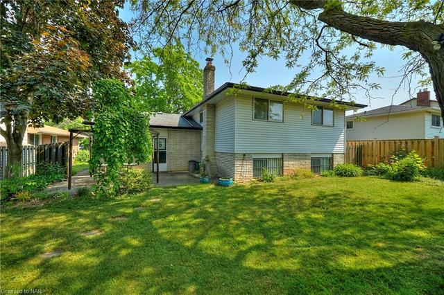 7436 Woodgate Street, House detached with 4 bedrooms, 1 bathrooms and null parking in Niagara Falls ON | Image 2
