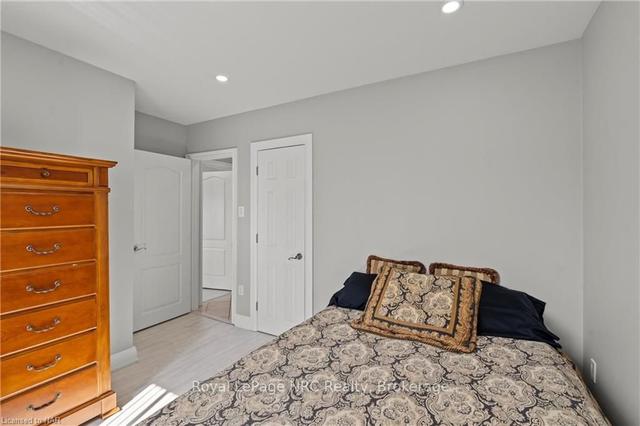 29 Gunton Dr, House detached with 3 bedrooms, 3 bathrooms and 5 parking in Toronto ON | Image 7