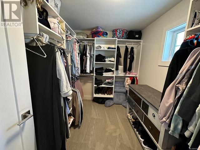 Large walk-in closet space. | Image 29