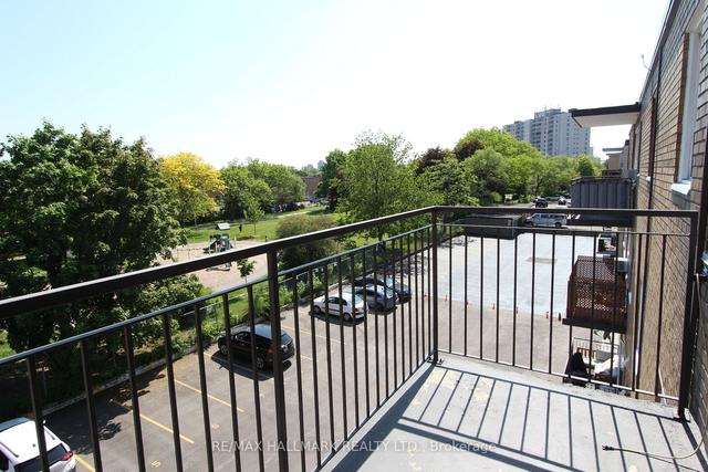 302 - 57 Neptune Dr, Condo with 2 bedrooms, 1 bathrooms and 1 parking in Toronto ON | Image 4