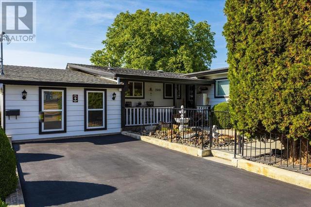 2840 Boyd Road, House detached with 3 bedrooms, 2 bathrooms and 10 parking in Kelowna BC | Image 3