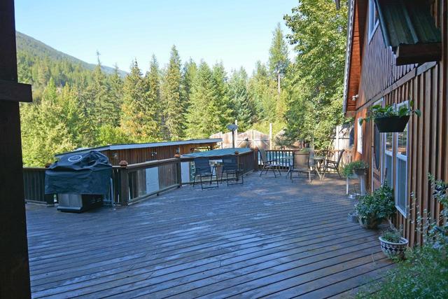 5730 Cedar Creek Road, House detached with 3 bedrooms, 3 bathrooms and null parking in Central Kootenay H BC | Image 54